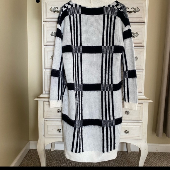 BB Dakota Plaid White and Black Longline Soft Cardigan with Pockets. - Picture 2 of 5